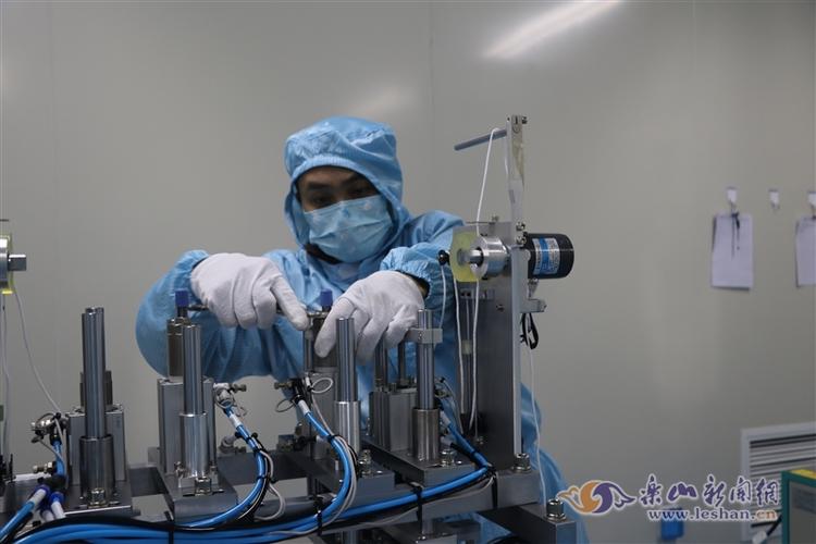 视频|闲置厂房"变身"医疗器械生产车间 乐山首条一次性医用口罩生产线